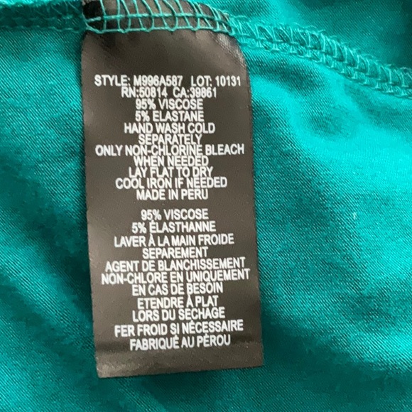 Tahari Vneck top NWOT - Picture 3 of 3